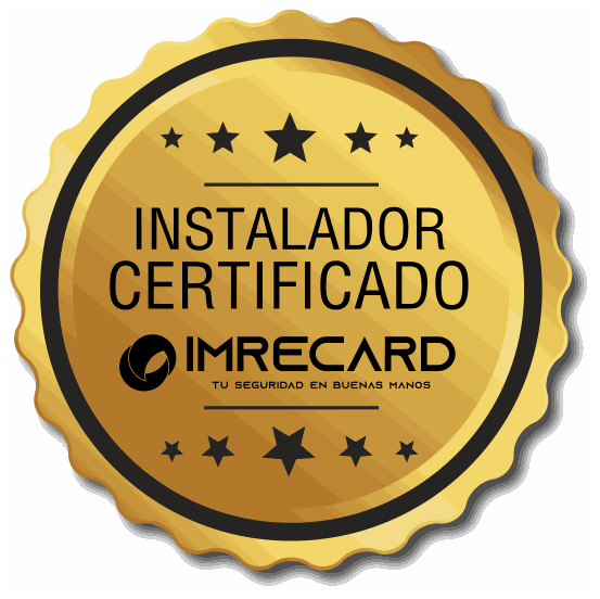 Técnico instalando línea de vida Miller certificada en Perú